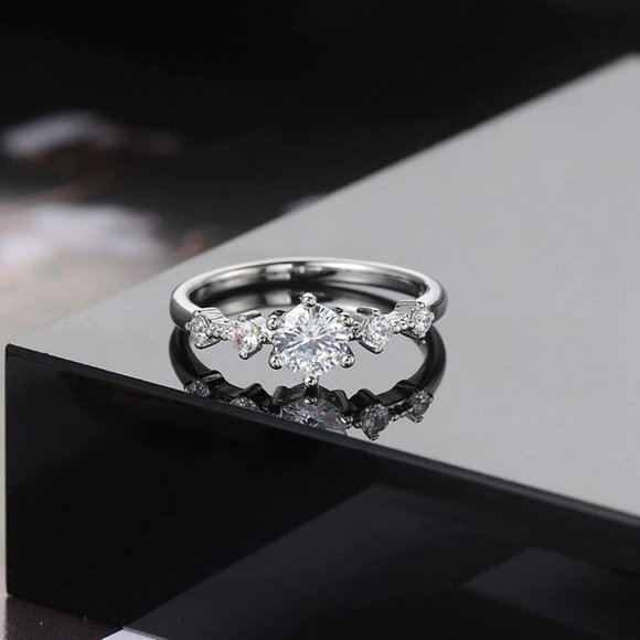 ✨ NEW 18k Gold Moon Goddess Diamond Ring - Picture 5 of 13